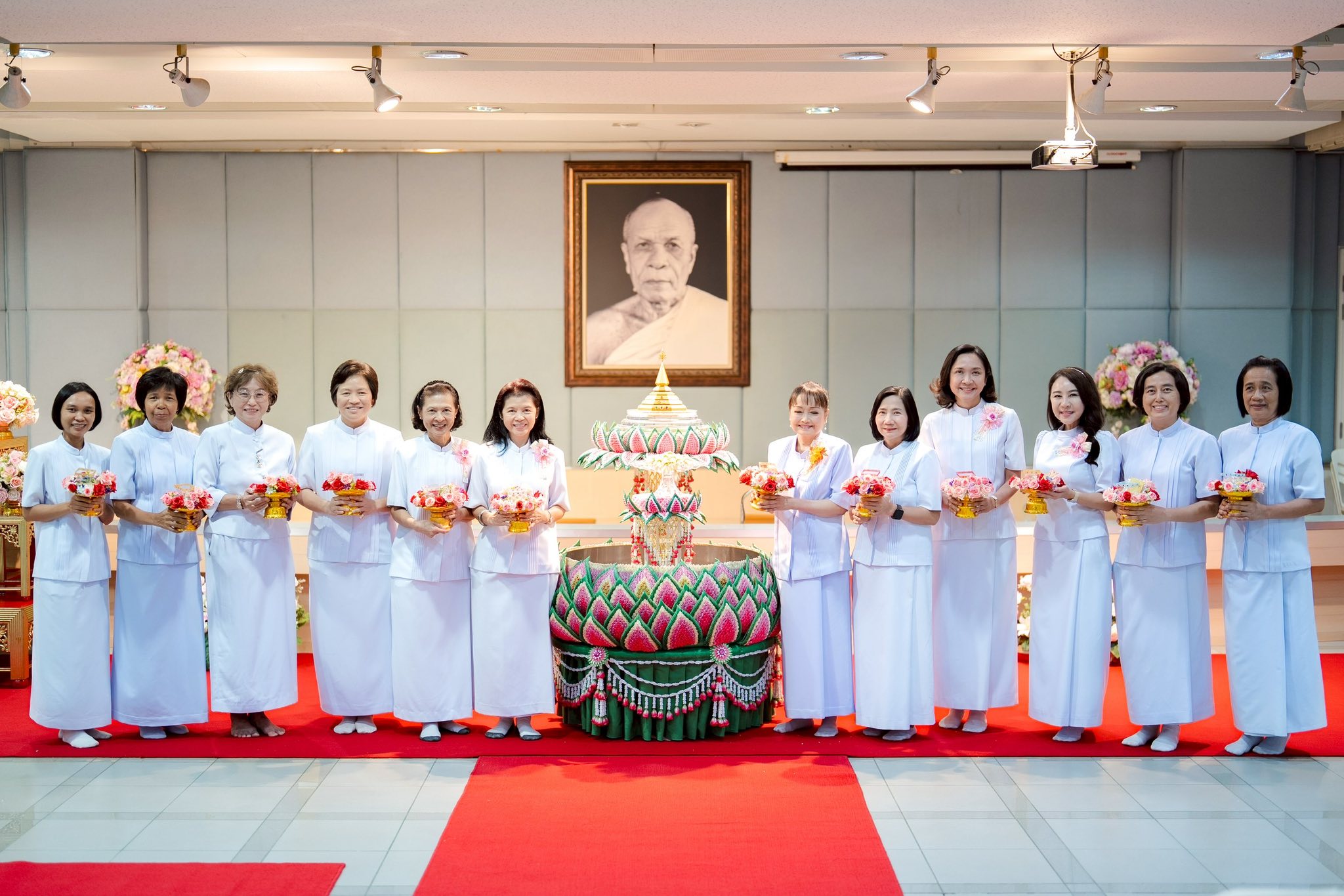 พิธีสักการะพระบรมสารีริกธาตุ เพื่อประดิษฐานบนยอดพระประธาน ณ วัดพระธรรมกายเนเธอร์แลนด์