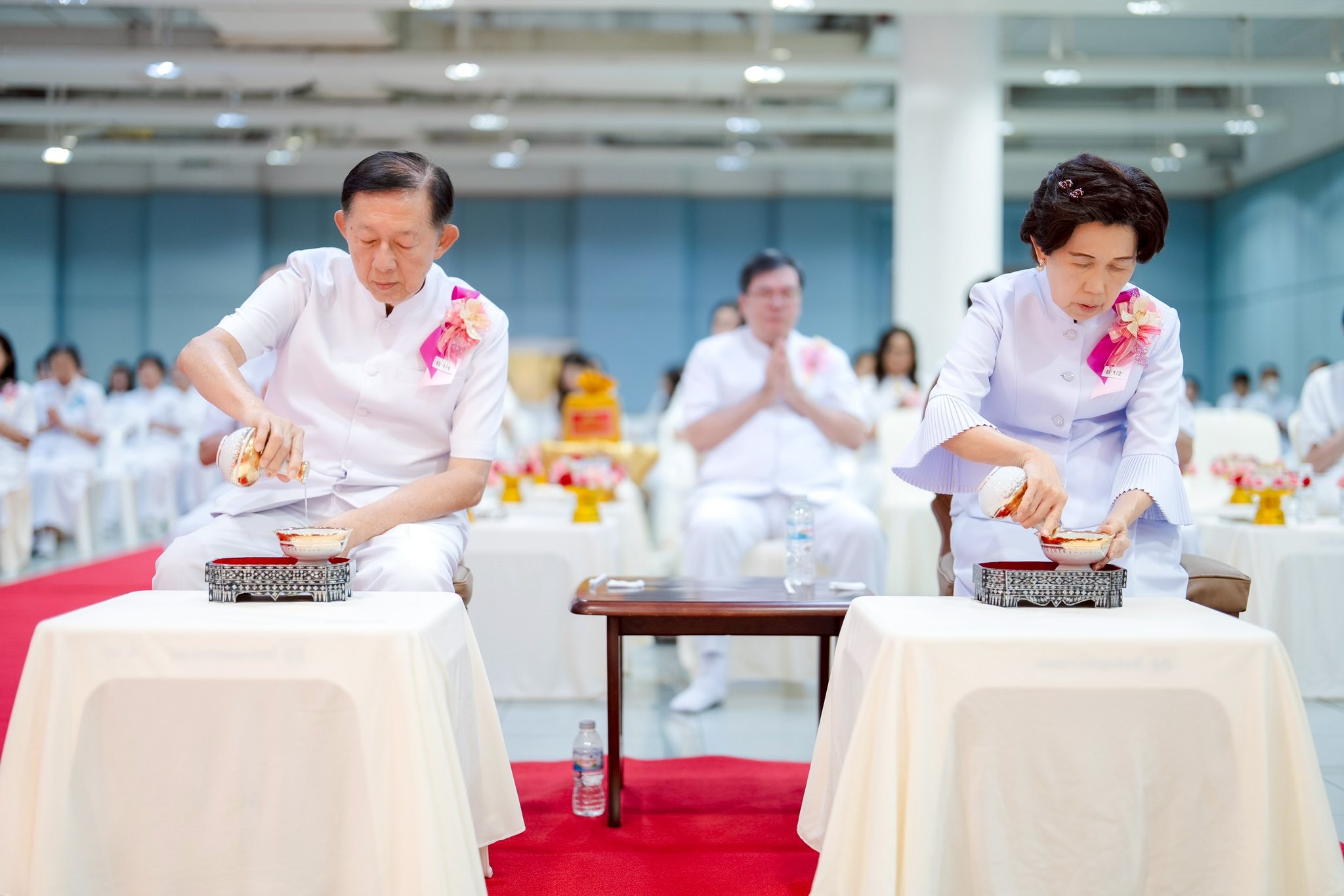 พิธีสักการะพระบรมสารีริกธาตุ เพื่อประดิษฐานบนยอดพระประธาน ณ วัดพระธรรมกายเนเธอร์แลนด์