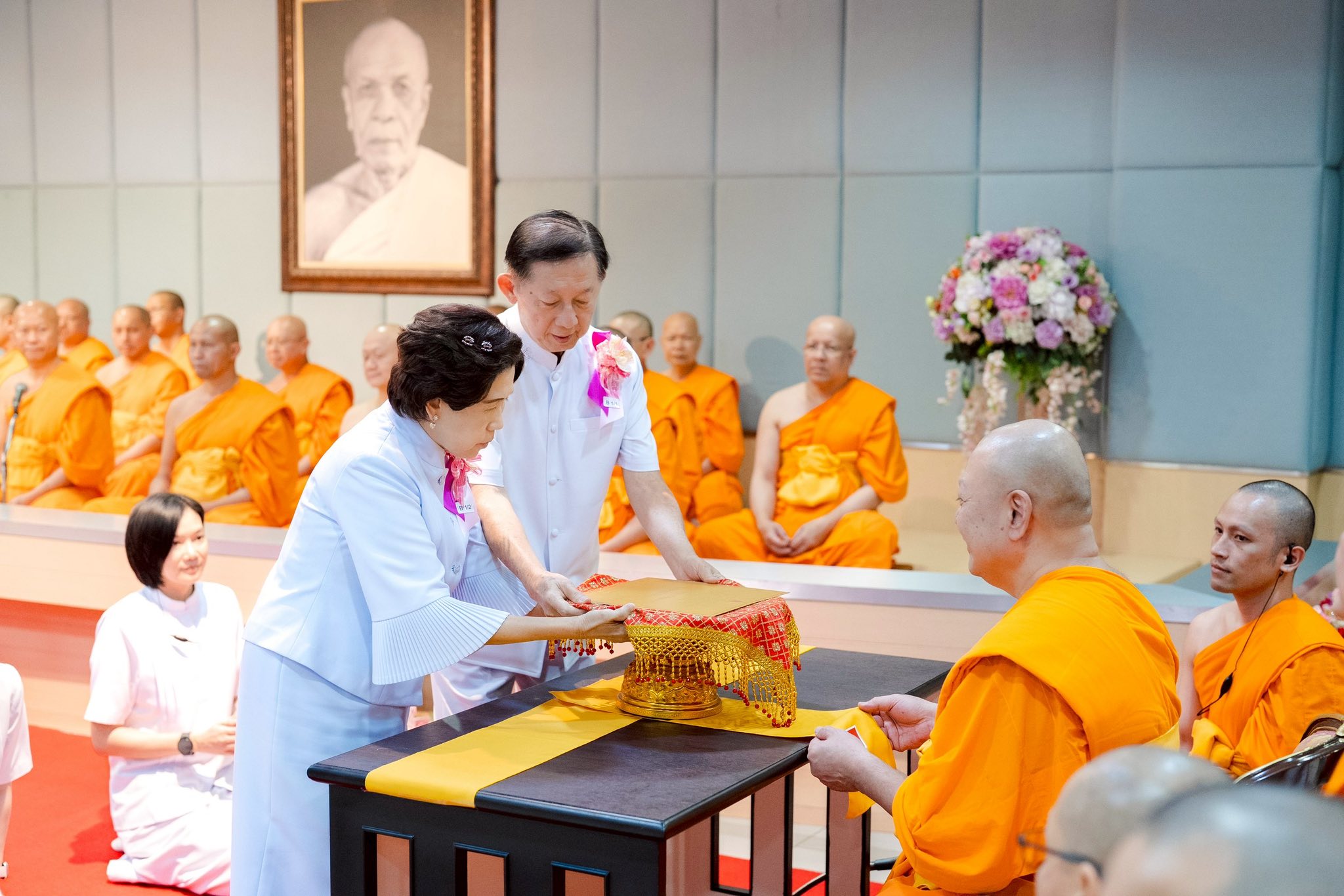พิธีสักการะพระบรมสารีริกธาตุ เพื่อประดิษฐานบนยอดพระประธาน ณ วัดพระธรรมกายเนเธอร์แลนด์