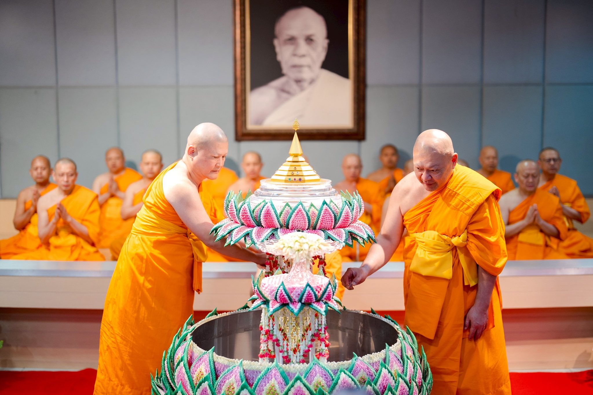 พิธีสักการะพระบรมสารีริกธาตุ เพื่อประดิษฐานบนยอดพระประธาน ณ วัดพระธรรมกายเนเธอร์แลนด์