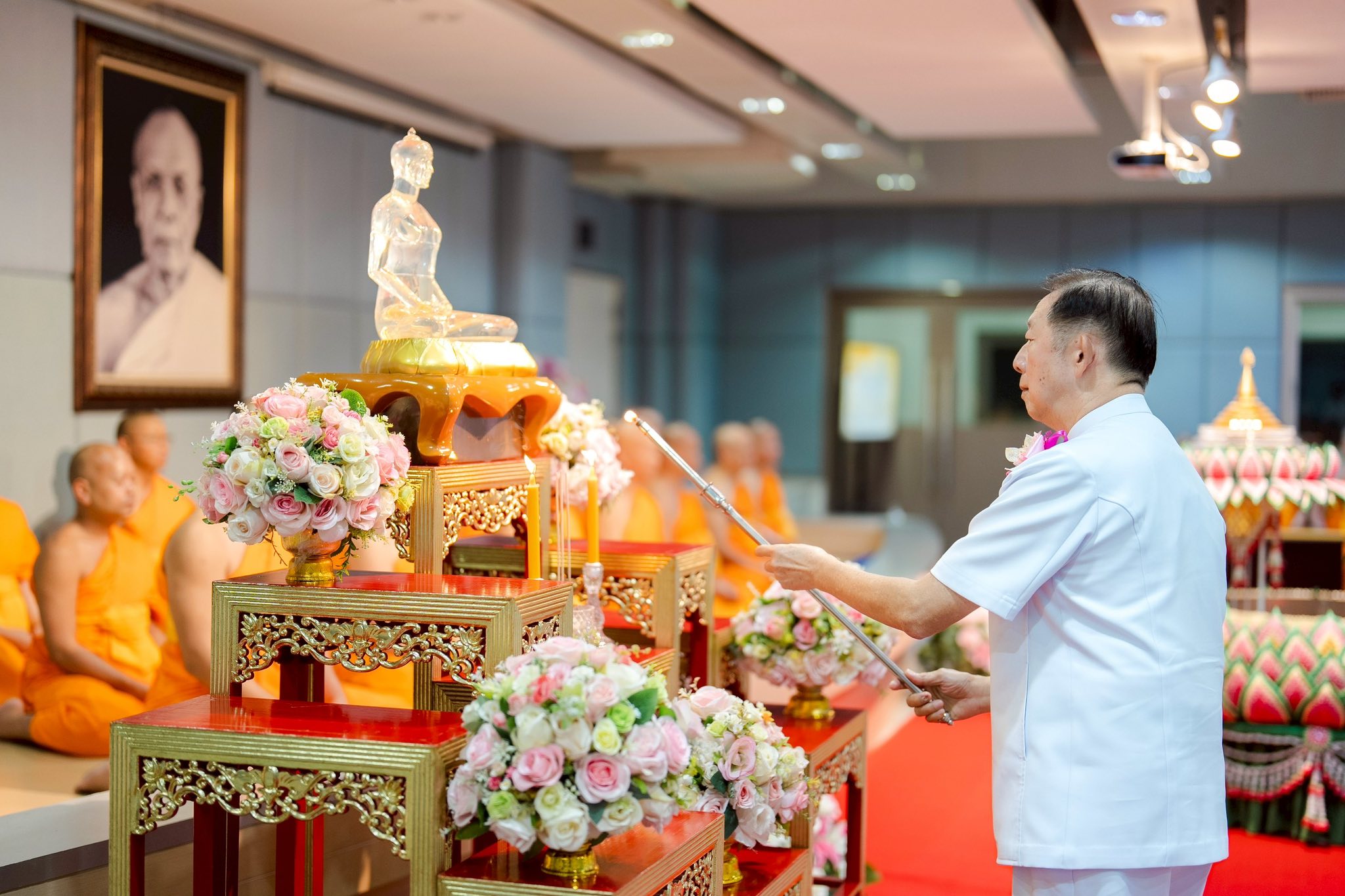 พิธีสักการะพระบรมสารีริกธาตุ เพื่อประดิษฐานบนยอดพระประธาน ณ วัดพระธรรมกายเนเธอร์แลนด์