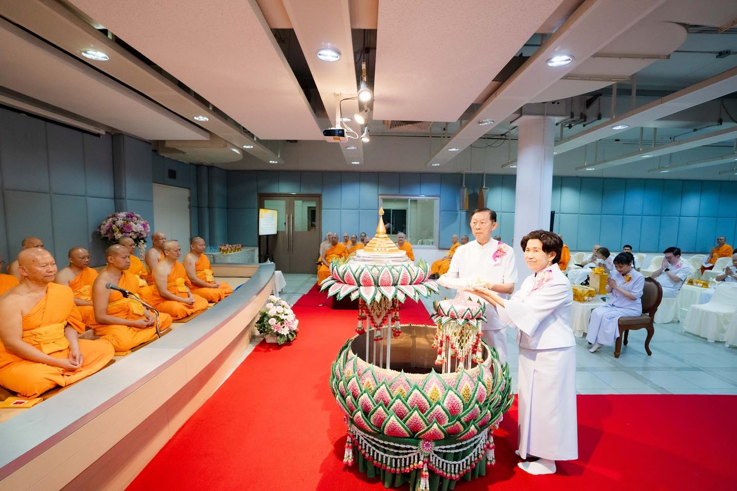 พิธีสักการะพระบรมสารีริกธาตุ เพื่อประดิษฐานบนยอดพระประธาน ณ วัดพระธรรมกายเนเธอร์แลนด์