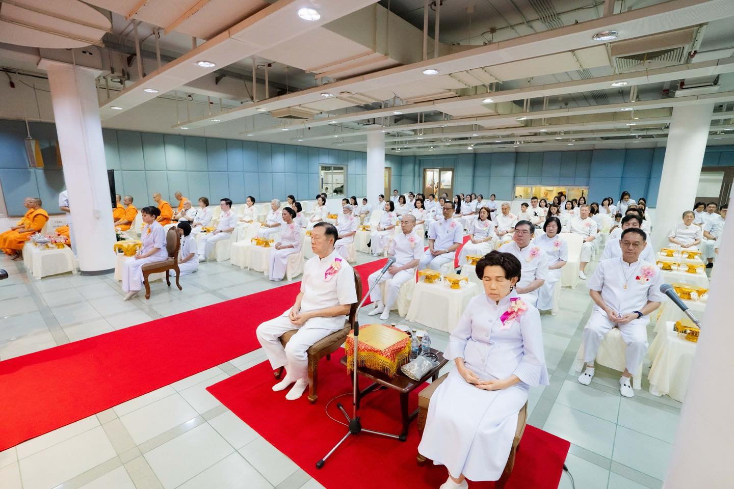 พิธีสักการะพระบรมสารีริกธาตุ เพื่อประดิษฐานบนยอดพระประธาน ณ วัดพระธรรมกายเนเธอร์แลนด์