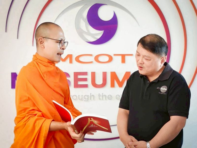 ผู้ช่วยเจ้าอาวาสวัดพระธรรมกาย พร้อมเจ้าหน้าที่ฝ่ายประชาสัมพันธ์ อำนวยพรเทศกาลปีใหม่แก่สื่อมวลชน