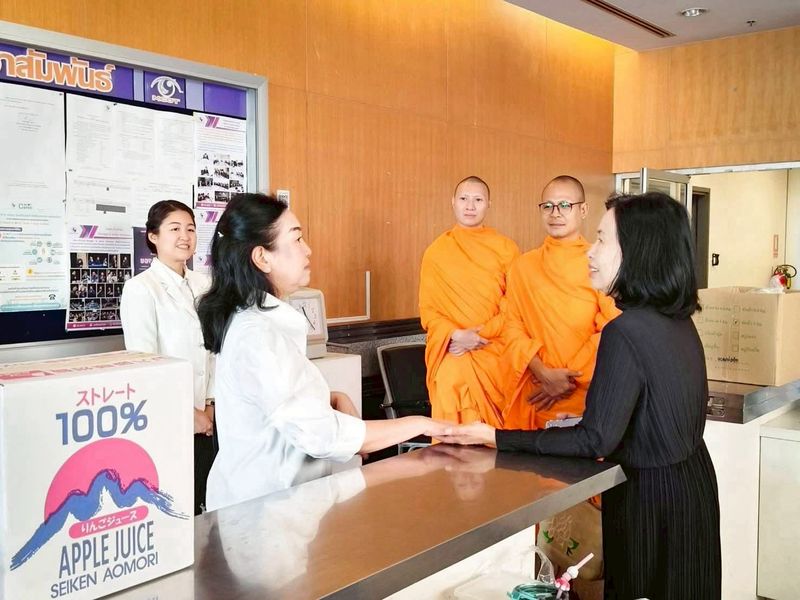 ผู้ช่วยเจ้าอาวาสวัดพระธรรมกาย พร้อมเจ้าหน้าที่ฝ่ายประชาสัมพันธ์ อำนวยพรเทศกาลปีใหม่แก่สื่อมวลชน