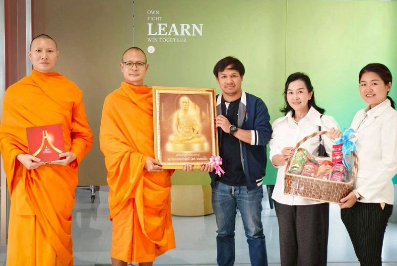 ผู้ช่วยเจ้าอาวาสวัดพระธรรมกาย พร้อมเจ้าหน้าที่ฝ่ายประชาสัมพันธ์ อำนวยพรเทศกาลปีใหม่แก่สื่อมวลชน