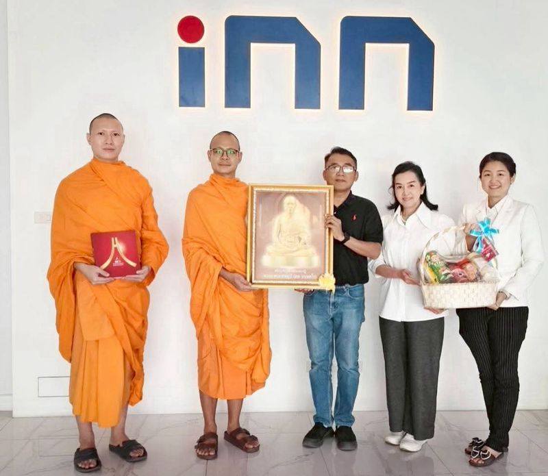 ผู้ช่วยเจ้าอาวาสวัดพระธรรมกาย พร้อมเจ้าหน้าที่ฝ่ายประชาสัมพันธ์ อำนวยพรเทศกาลปีใหม่แก่สื่อมวลชน