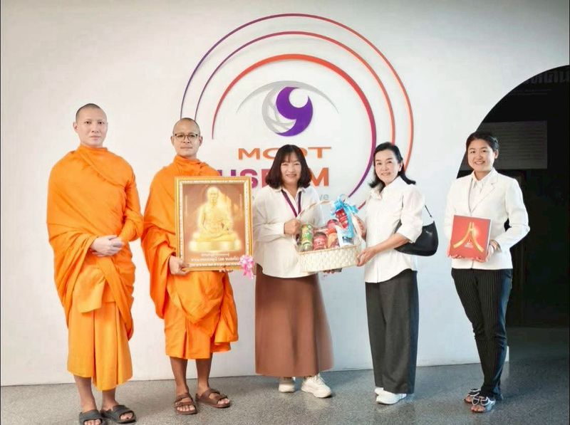 ผู้ช่วยเจ้าอาวาสวัดพระธรรมกาย พร้อมเจ้าหน้าที่ฝ่ายประชาสัมพันธ์ อำนวยพรเทศกาลปีใหม่แก่สื่อมวลชน