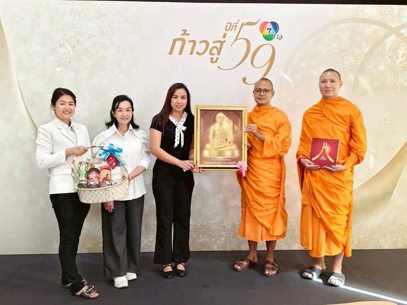 ผู้ช่วยเจ้าอาวาสวัดพระธรรมกาย พร้อมเจ้าหน้าที่ฝ่ายประชาสัมพันธ์ อำนวยพรเทศกาลปีใหม่แก่สื่อมวลชน