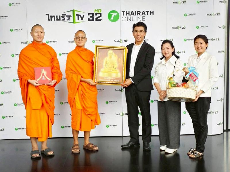 ผู้ช่วยเจ้าอาวาสวัดพระธรรมกาย พร้อมเจ้าหน้าที่ฝ่ายประชาสัมพันธ์ อำนวยพรเทศกาลปีใหม่แก่สื่อมวลชน