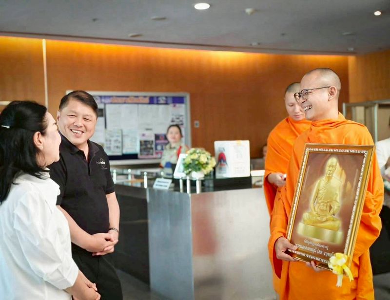 ผู้ช่วยเจ้าอาวาสวัดพระธรรมกาย พร้อมเจ้าหน้าที่ฝ่ายประชาสัมพันธ์ อำนวยพรเทศกาลปีใหม่แก่สื่อมวลชน