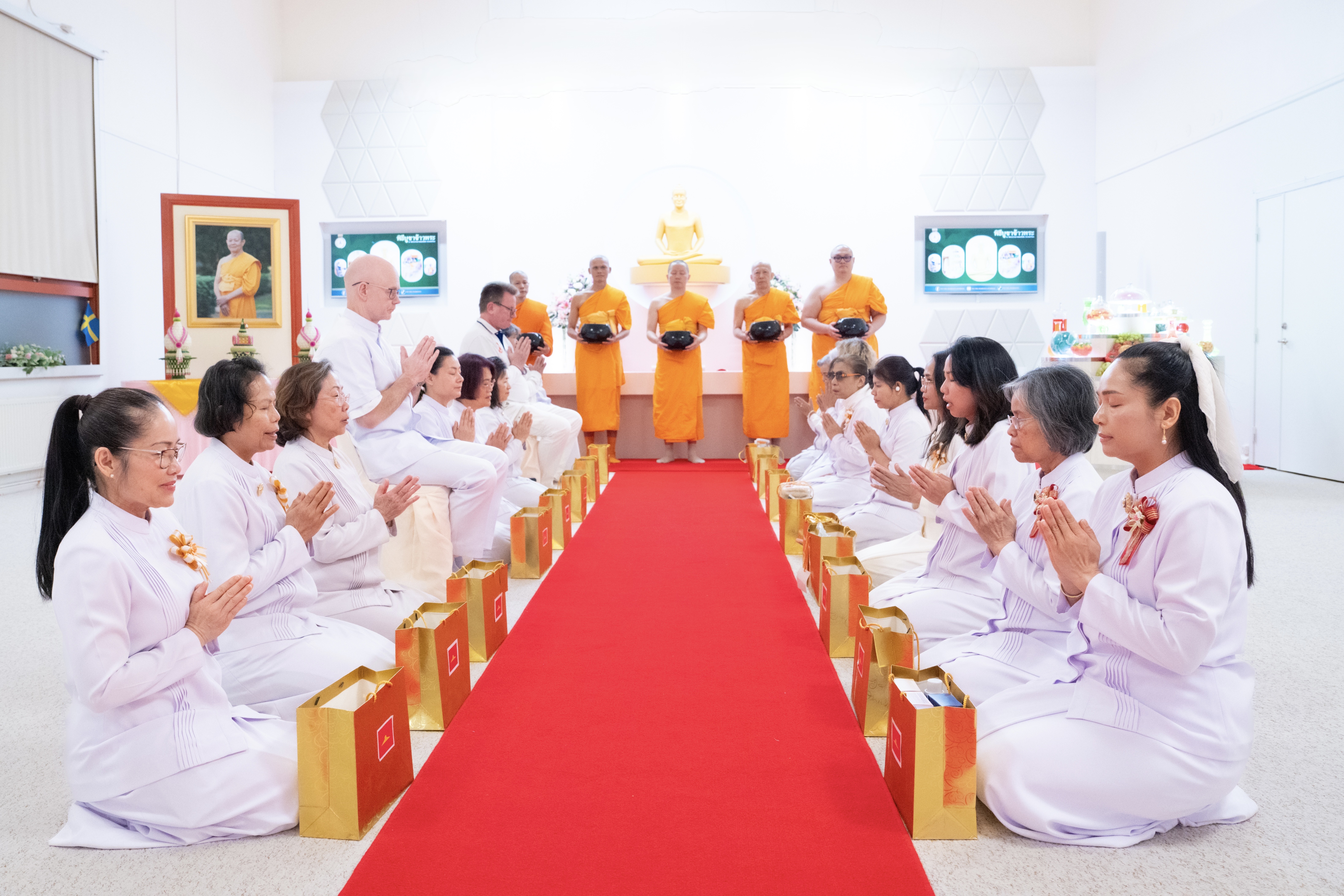 วัดพระธรรมกายสตอกโฮล์ม จัดงานบุญบูชาข้าวพระ