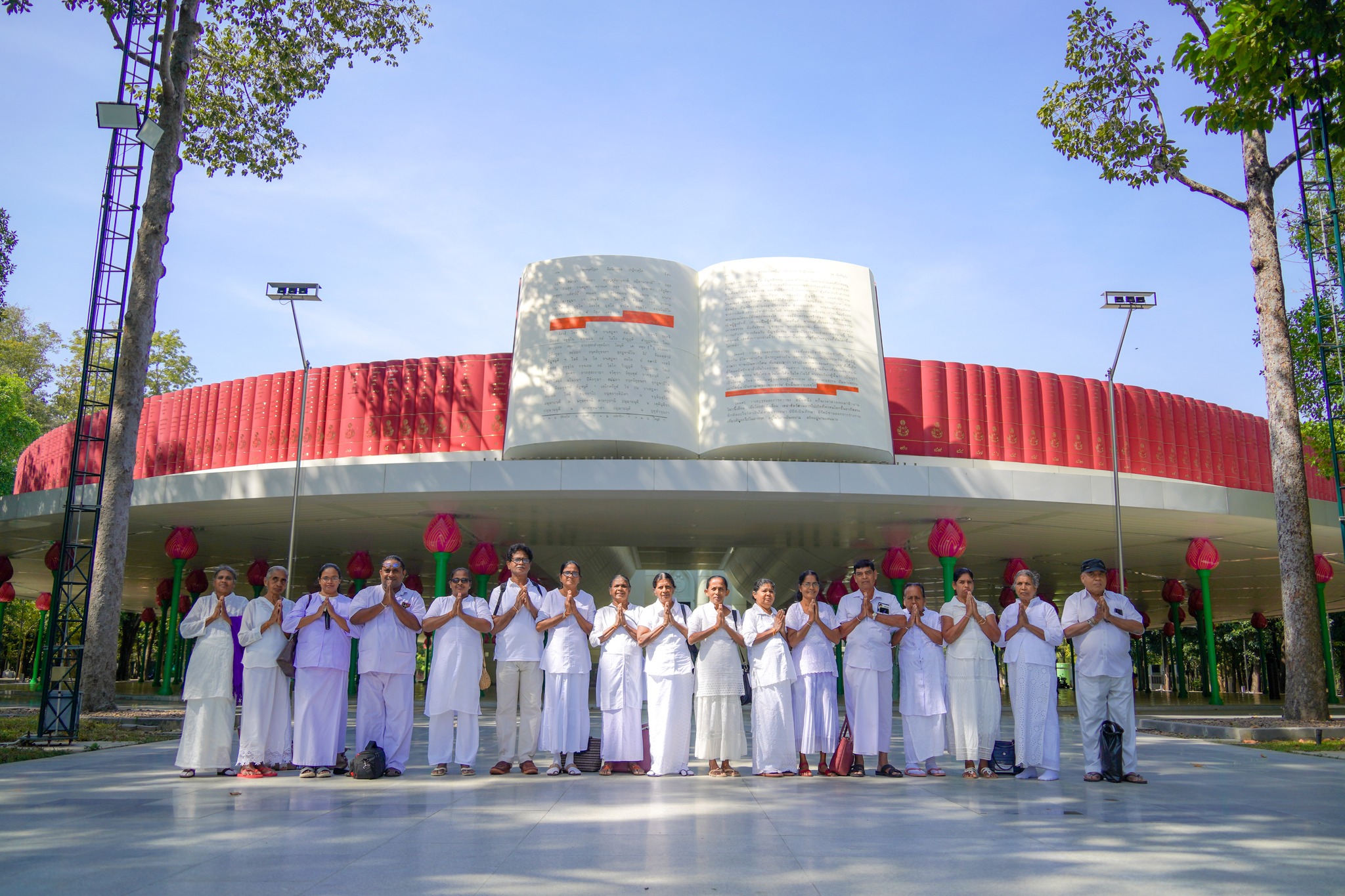 คณะชาวพุทธจากศรีลังกา มาเยี่ยมชมวัดพระธรรมกายเป็นครั้งแรก