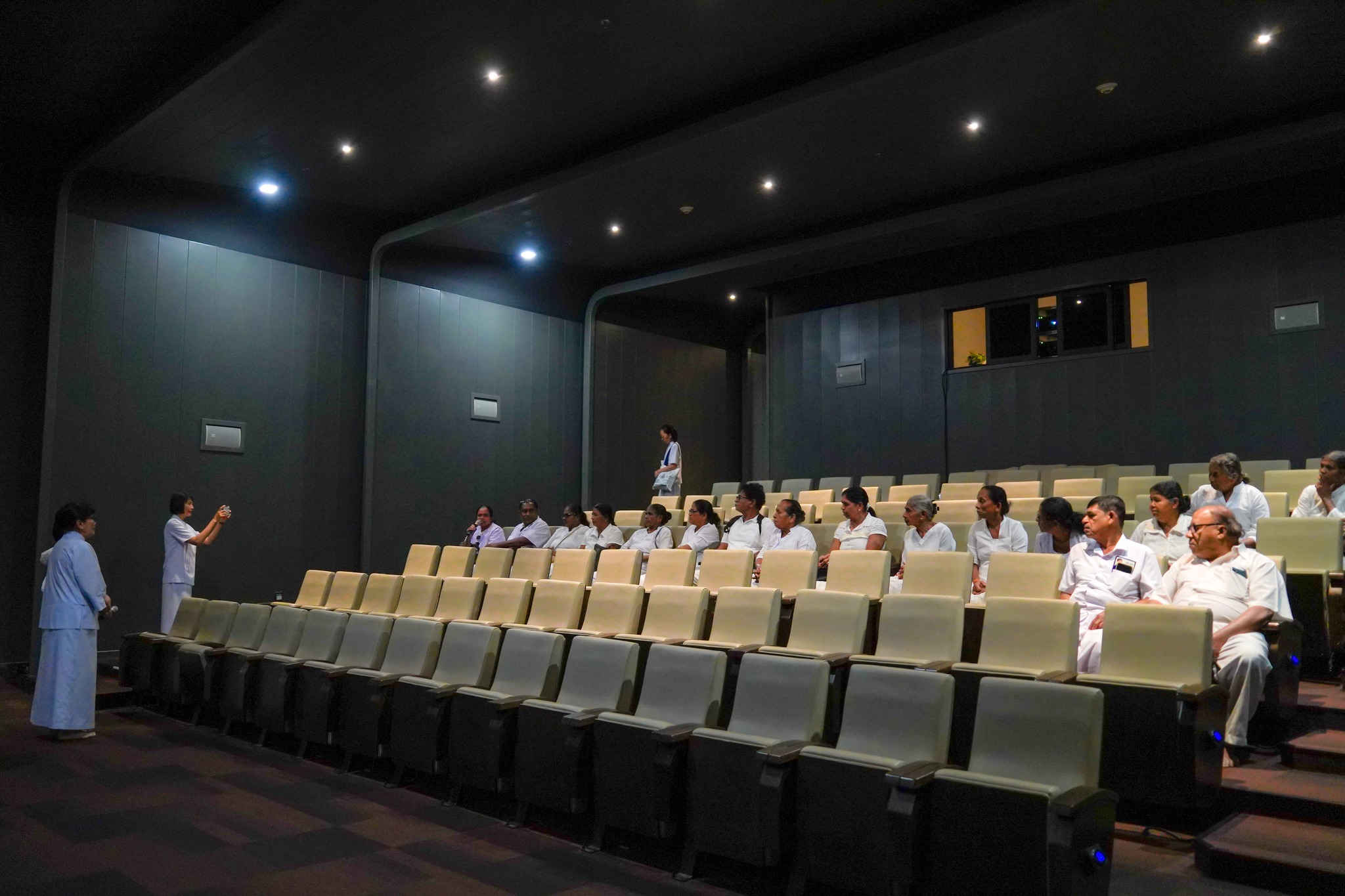 คณะชาวพุทธจากศรีลังกา มาเยี่ยมชมวัดพระธรรมกายเป็นครั้งแรก