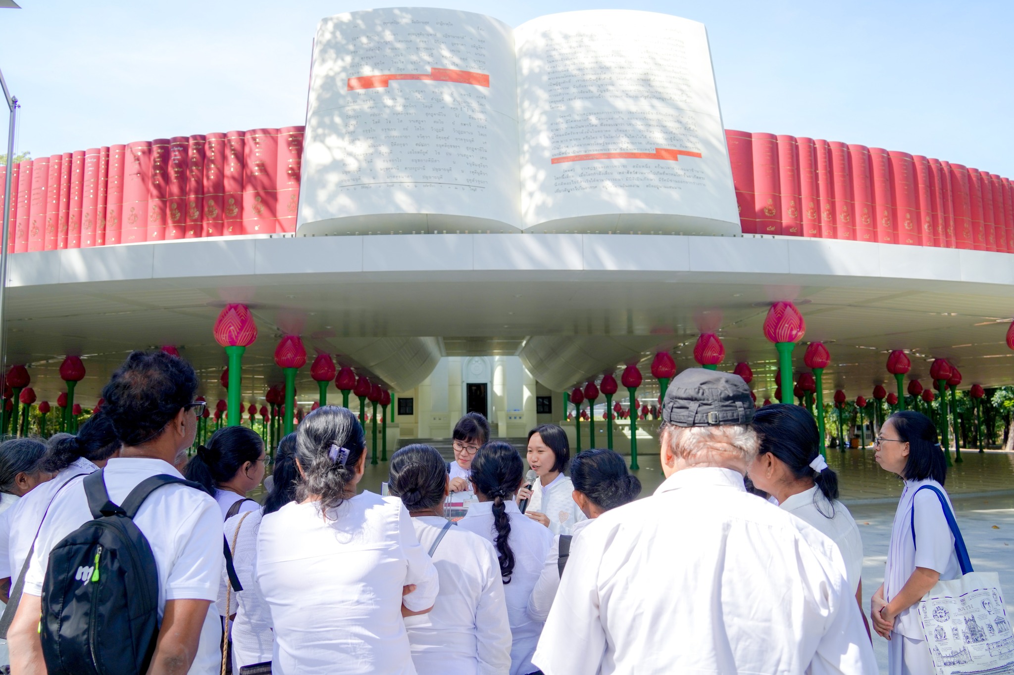 คณะชาวพุทธจากศรีลังกา มาเยี่ยมชมวัดพระธรรมกายเป็นครั้งแรก