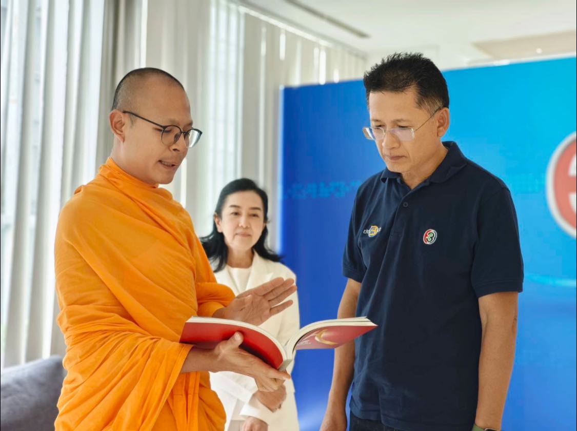 ผู้ช่วยเจ้าอาวาสวัดพระธรรมกาย พร้อมเจ้าหน้าที่ฝ่ายประชาสัมพันธ์ อำนวยพรเทศกาลปีใหม่แก่สื่อมวลชน