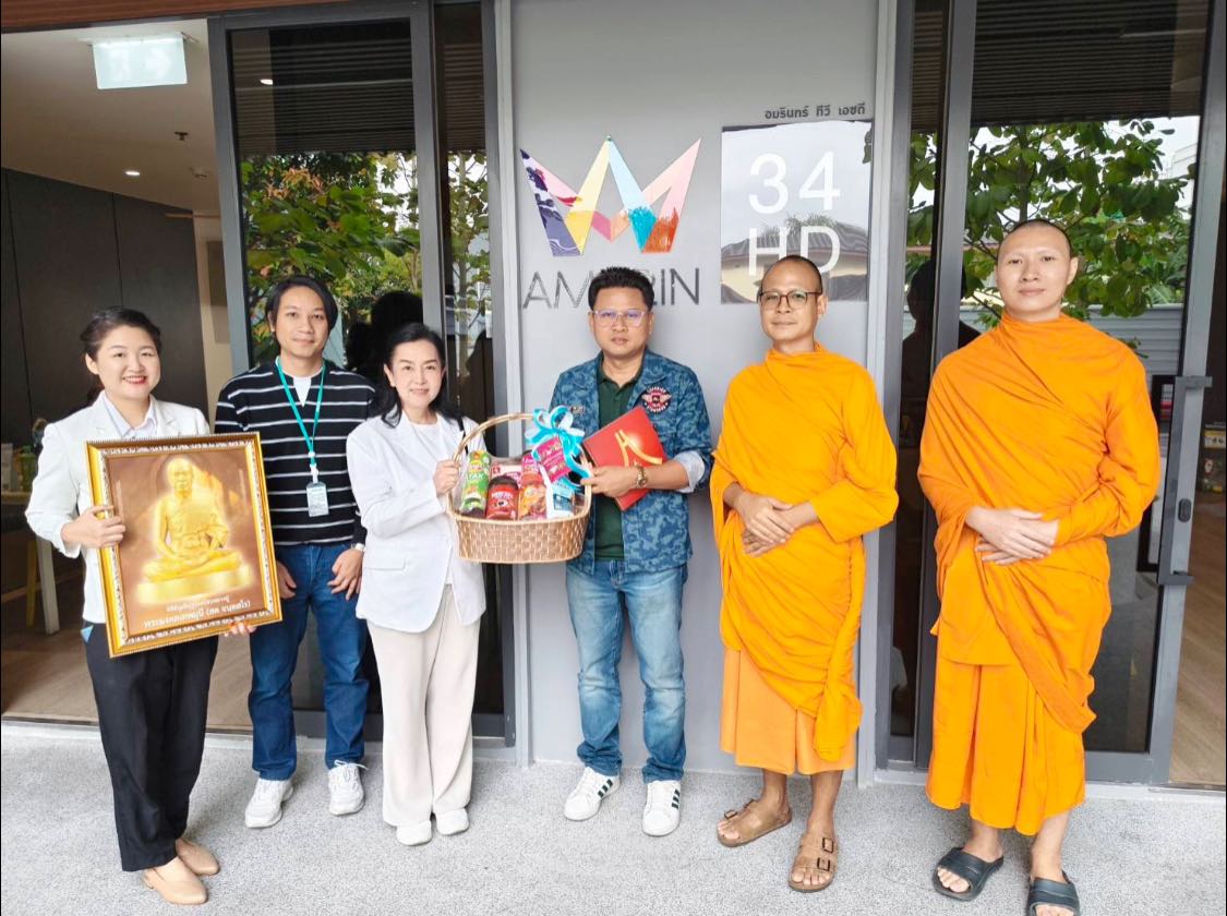 ผู้ช่วยเจ้าอาวาสวัดพระธรรมกาย พร้อมเจ้าหน้าที่ฝ่ายประชาสัมพันธ์ อำนวยพรเทศกาลปีใหม่แก่สื่อมวลชน