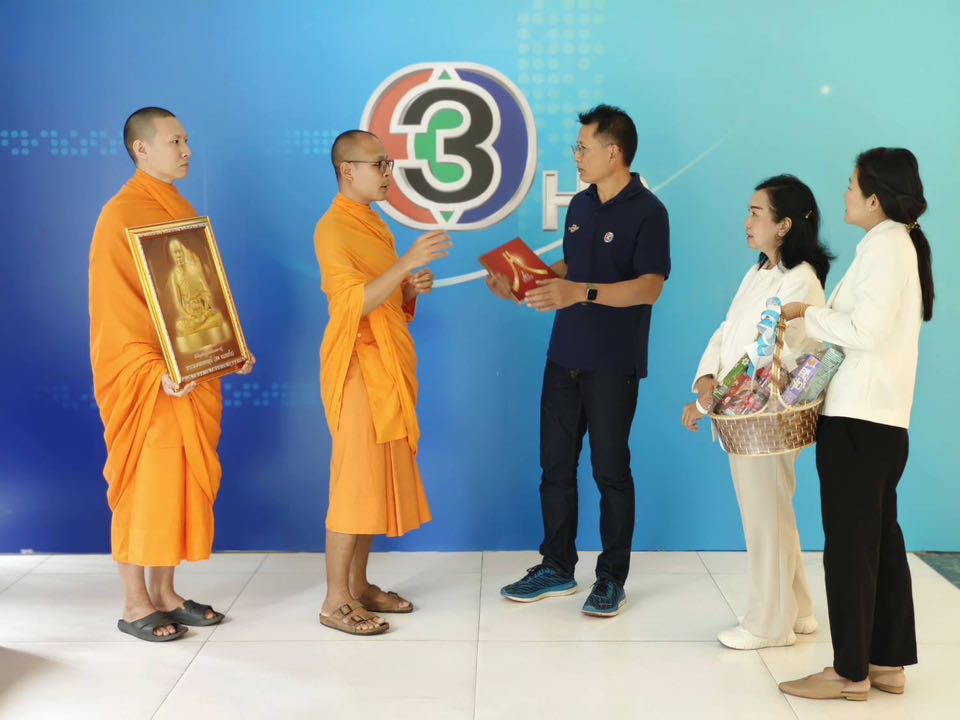 ผู้ช่วยเจ้าอาวาสวัดพระธรรมกาย พร้อมเจ้าหน้าที่ฝ่ายประชาสัมพันธ์ อำนวยพรเทศกาลปีใหม่แก่สื่อมวลชน