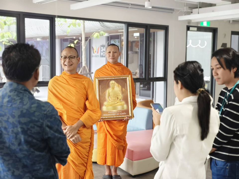 ผู้ช่วยเจ้าอาวาสวัดพระธรรมกาย พร้อมเจ้าหน้าที่ฝ่ายประชาสัมพันธ์ อำนวยพรเทศกาลปีใหม่แก่สื่อมวลชน