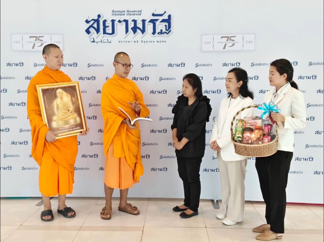 ผู้ช่วยเจ้าอาวาสวัดพระธรรมกาย พร้อมเจ้าหน้าที่ฝ่ายประชาสัมพันธ์ อำนวยพรเทศกาลปีใหม่แก่สื่อมวลชน