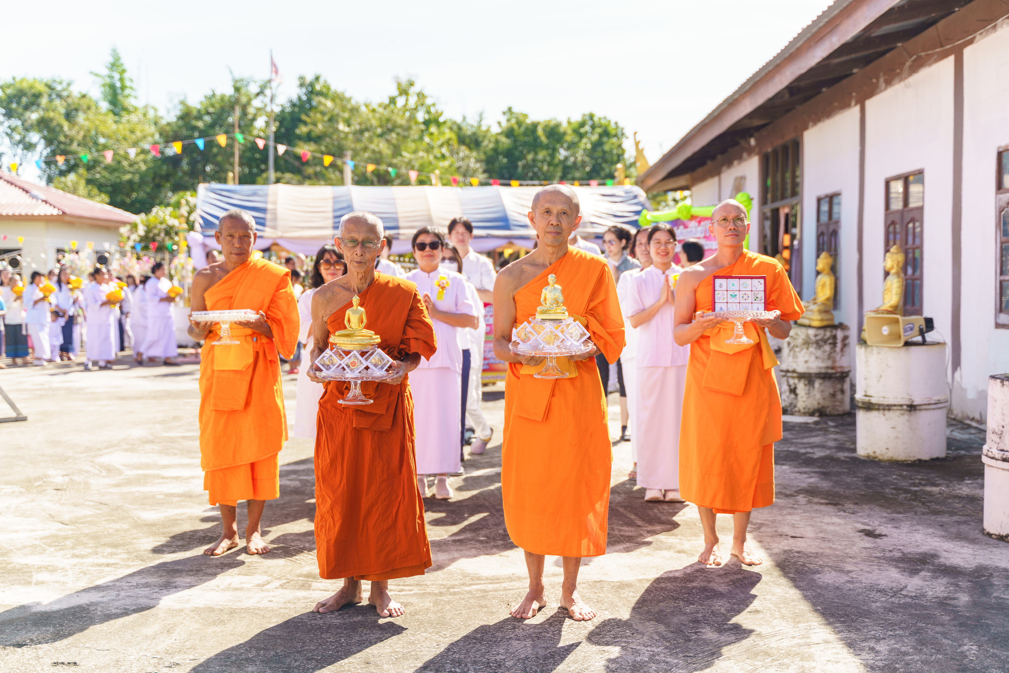 วัดปทุมถาวร จังหวัดนครพนม ได้อัญเชิญพระบรมสารีริกธาตุเพื่อประดิษฐาน ณ พุทธเจดีย์ พระพุทธรัตนะนิมิตใหม่ชัยมงคล และพิธีทอดกฐินสัมฤทธิ์เด็กดี V-Star