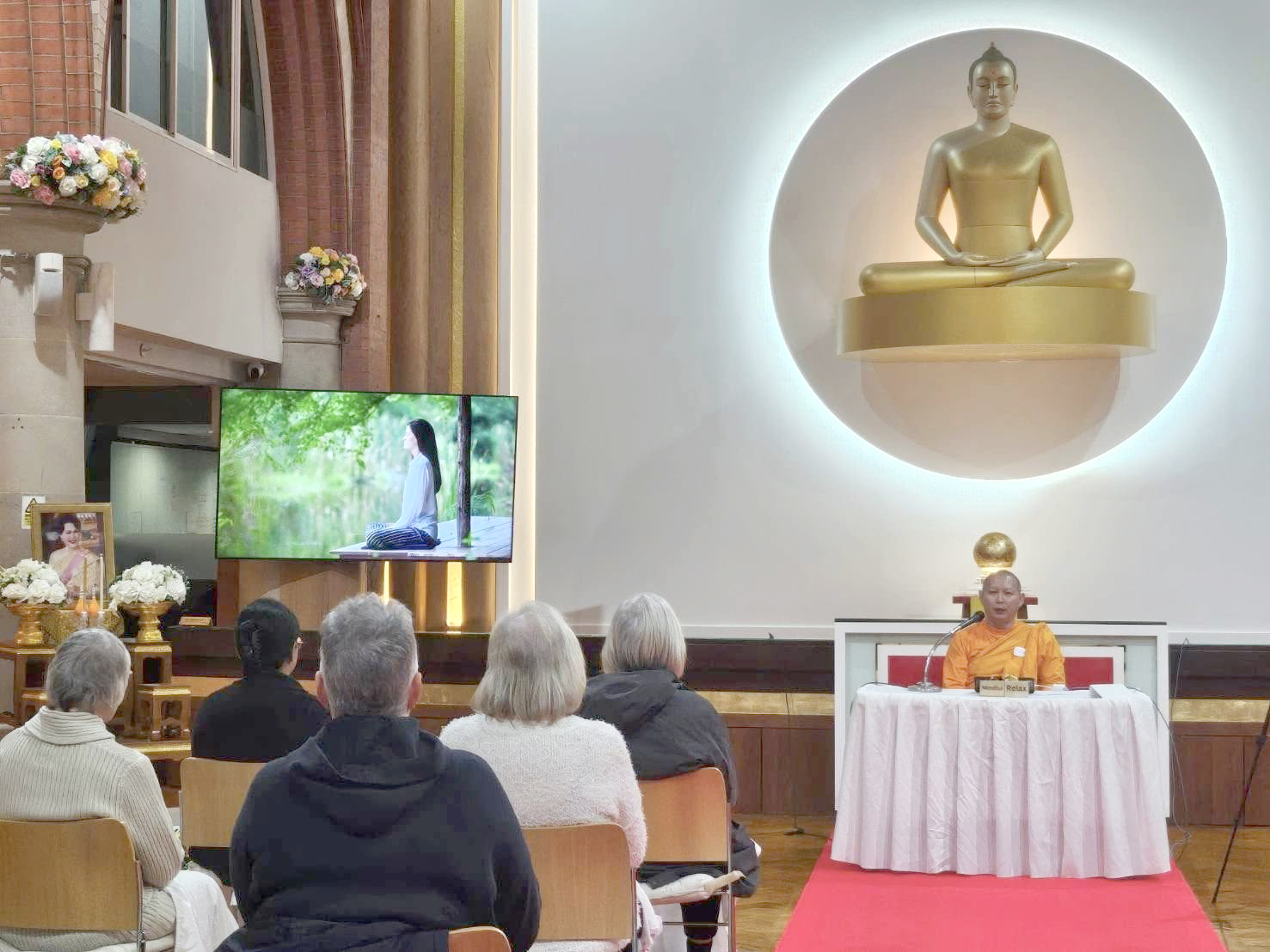 วัดพระธรรมกายลอนดอน จัดปฏิบัติธรรมแก่ชาวท้องถิ่น