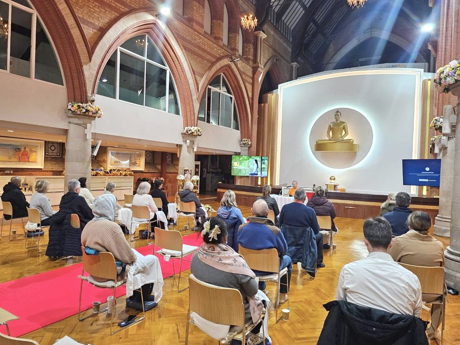 วัดพระธรรมกายลอนดอน จัดปฏิบัติธรรมแก่ชาวท้องถิ่น