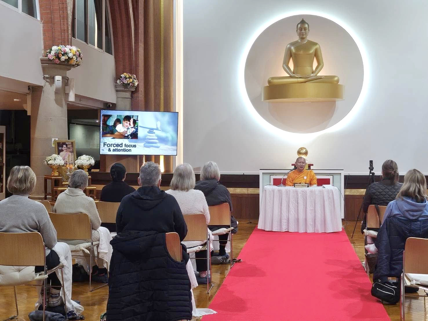 วัดพระธรรมกายลอนดอน จัดปฏิบัติธรรมแก่ชาวท้องถิ่น