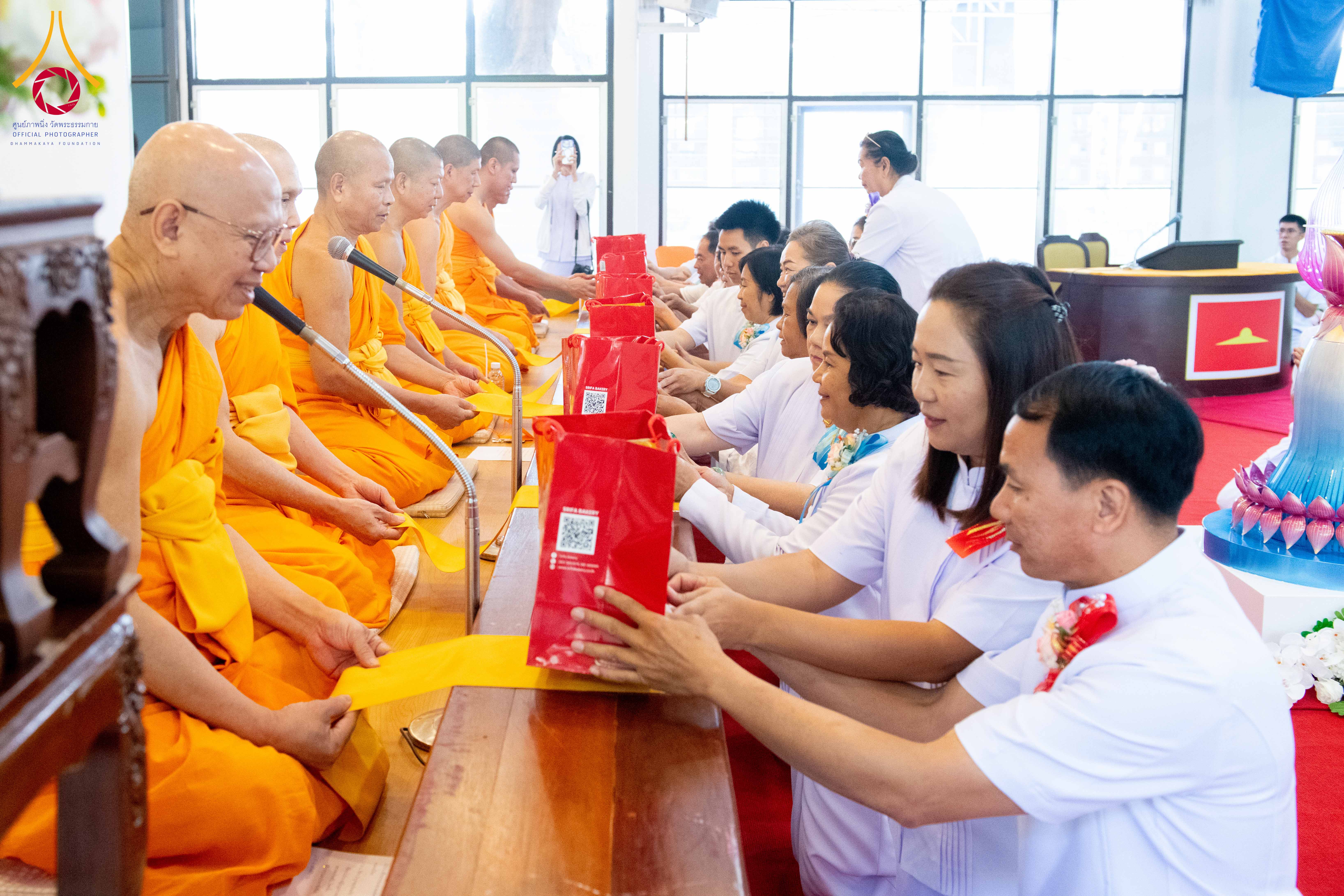 พิธีทอดผ้าป่าสมทบทุนตักบาตรพระ 10,000 รูป จังหวัดกาญจนบุรี