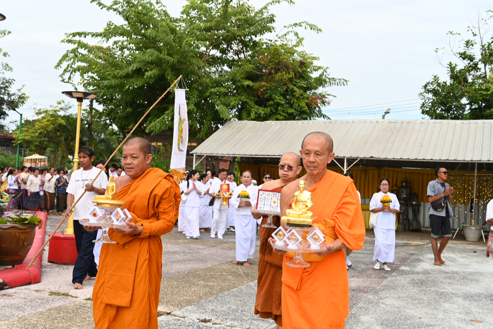 คณะศิษย์วัดพระธรรมกายอัญเชิญพระบรมสารีริกธาตุ ประดิษฐาน ณ เจดีย์พระธาตุมหาชัย วัดธาตุมหาชัย
