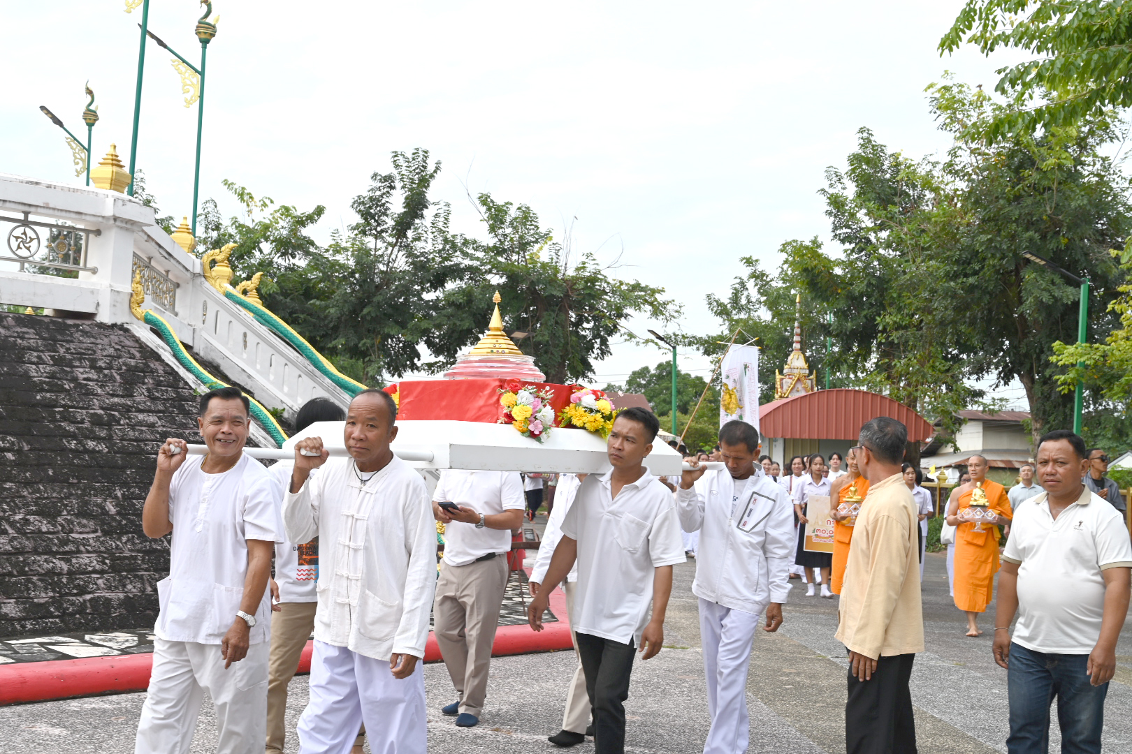 คณะศิษย์วัดพระธรรมกายอัญเชิญพระบรมสารีริกธาตุ ประดิษฐาน ณ เจดีย์พระธาตุมหาชัย วัดธาตุมหาชัย