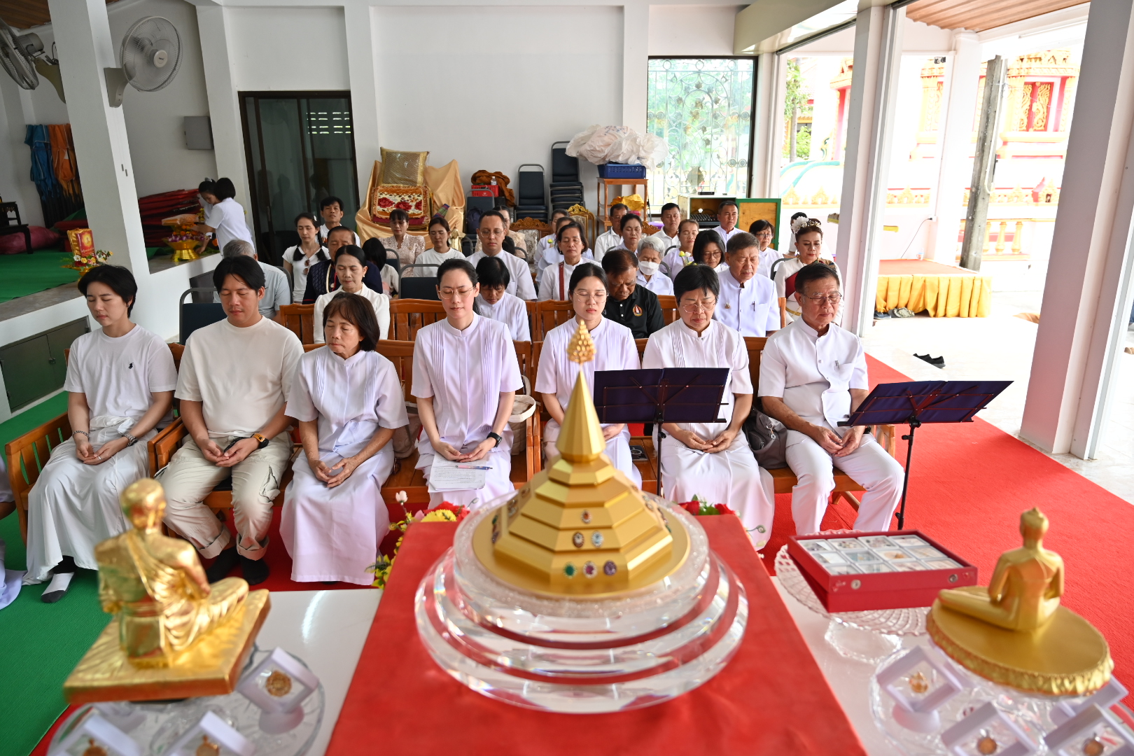 คณะศิษย์วัดพระธรรมกายอัญเชิญพระบรมสารีริกธาตุ ประดิษฐาน ณ เจดีย์พระธาตุมหาชัย วัดธาตุมหาชัย