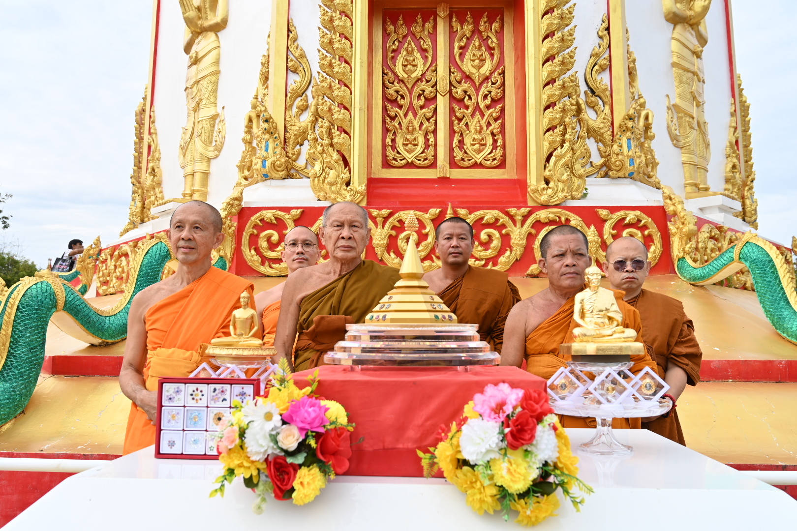 คณะศิษย์วัดพระธรรมกายอัญเชิญพระบรมสารีริกธาตุ ประดิษฐาน ณ เจดีย์พระธาตุมหาชัย วัดธาตุมหาชัย