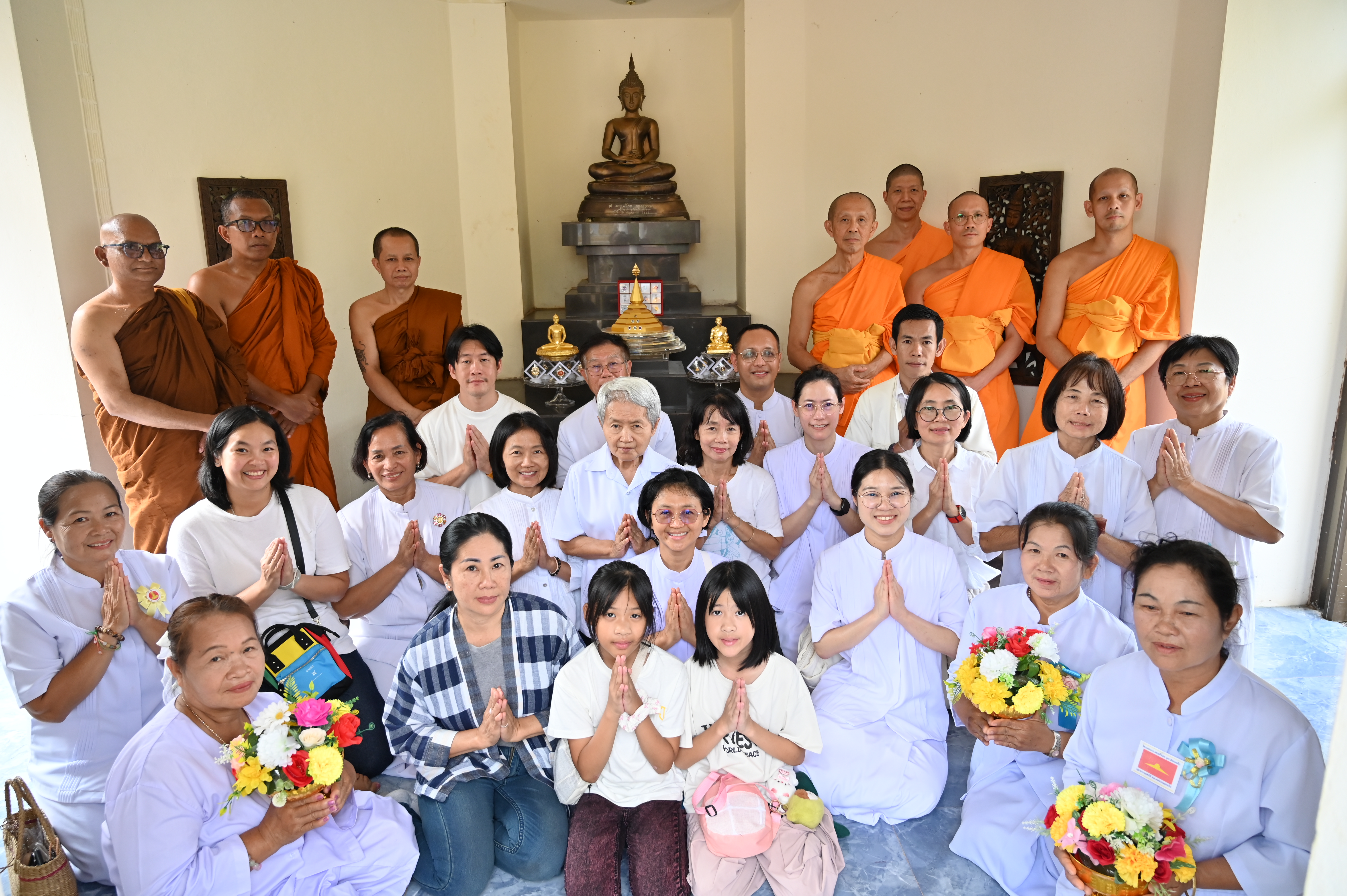 คณะศิษย์วัดพระธรรมกายอัญเชิญพระบรมสารีริกธาตุ ประดิษฐาน ณ เจดีย์วัดป่ามหาชัย