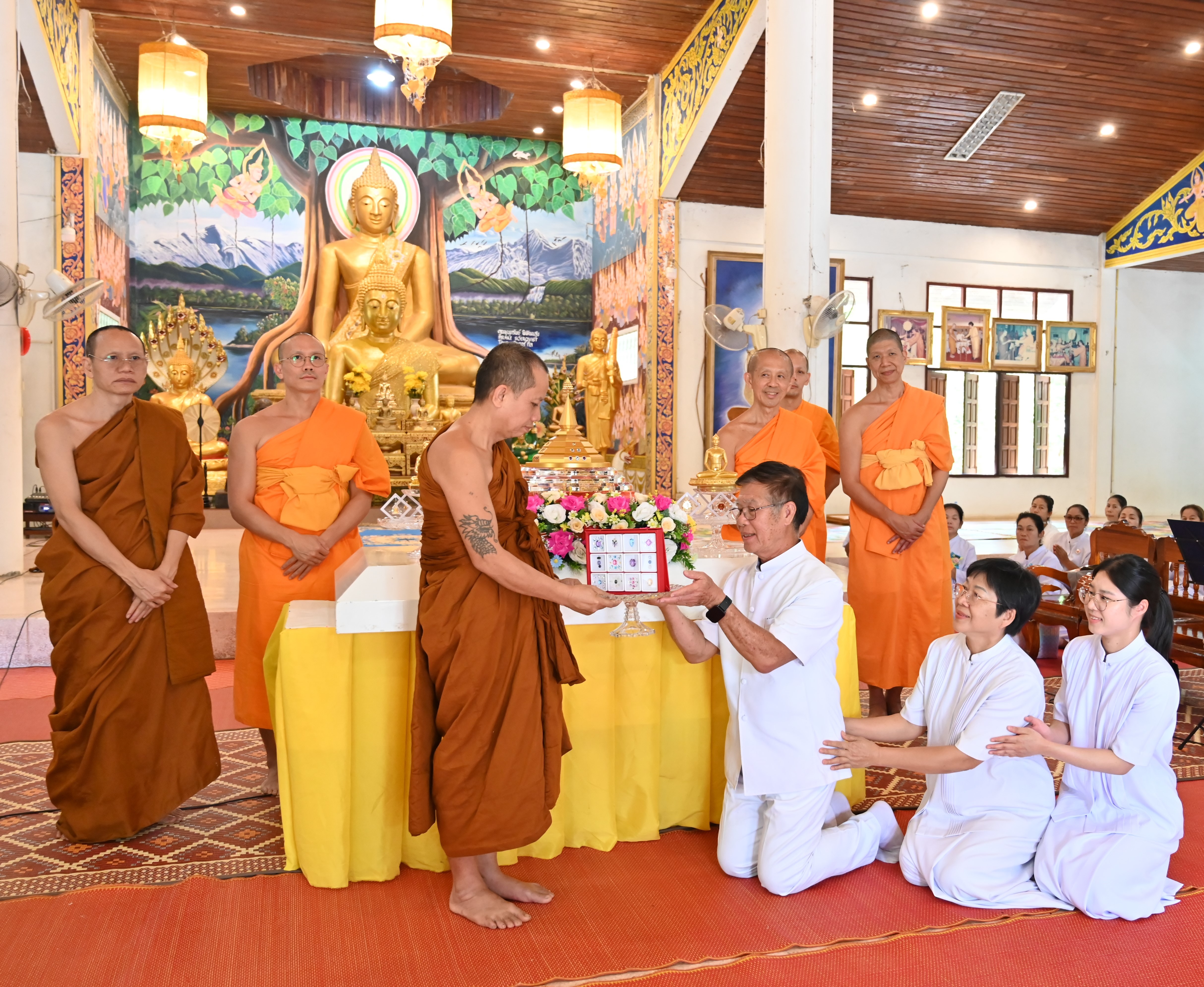 คณะศิษย์วัดพระธรรมกายอัญเชิญพระบรมสารีริกธาตุ ประดิษฐาน ณ เจดีย์วัดป่ามหาชัย