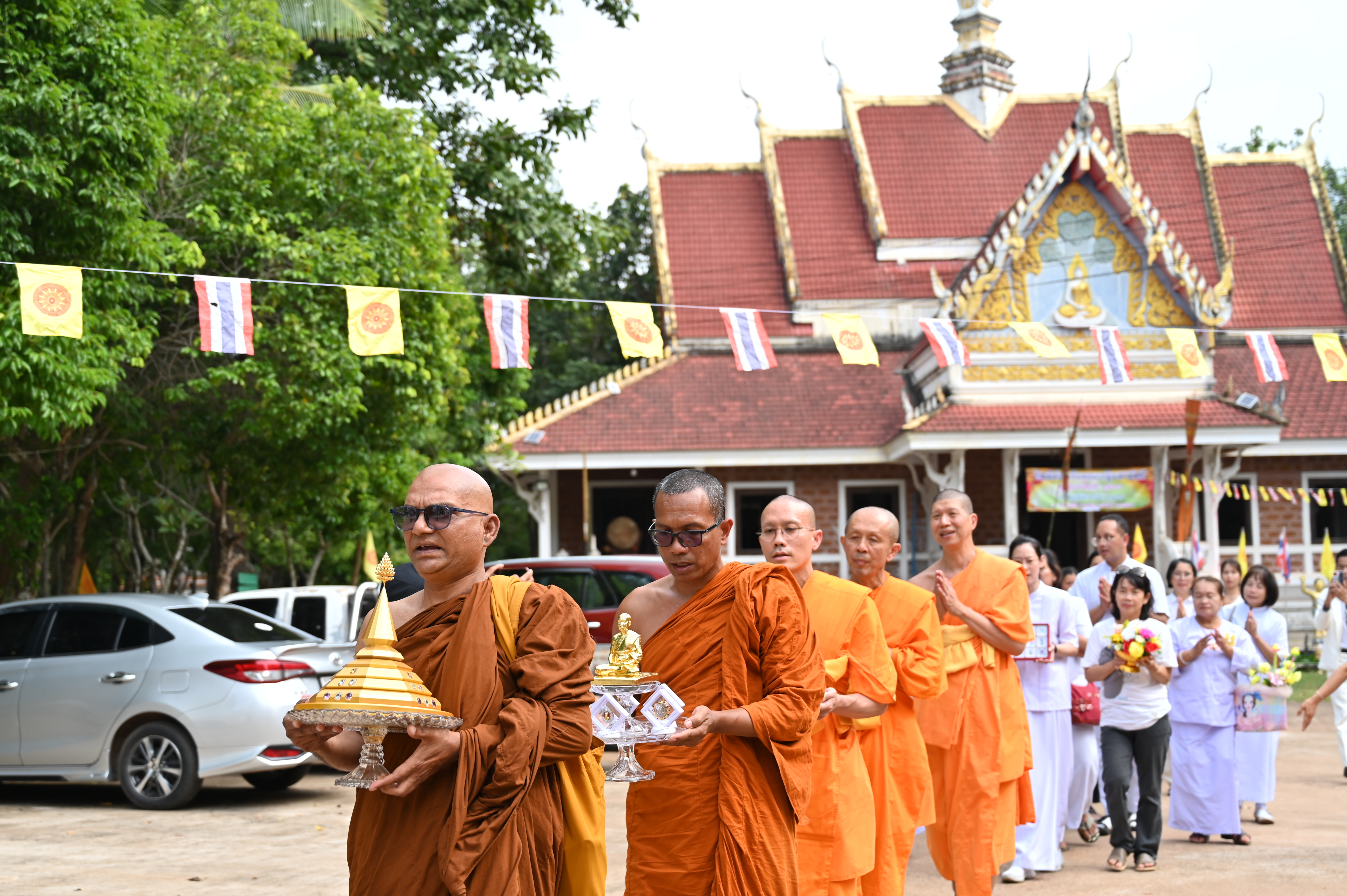 คณะศิษย์วัดพระธรรมกายอัญเชิญพระบรมสารีริกธาตุ ประดิษฐาน ณ เจดีย์วัดป่ามหาชัย