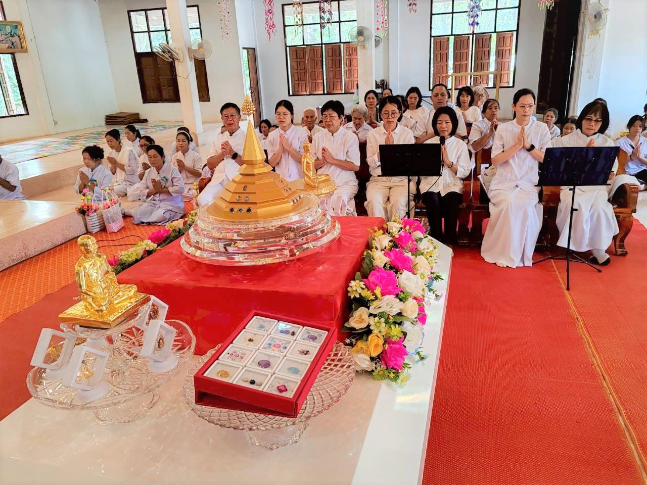 คณะศิษย์วัดพระธรรมกายอัญเชิญพระบรมสารีริกธาตุ ประดิษฐาน ณ เจดีย์วัดป่ามหาชัย