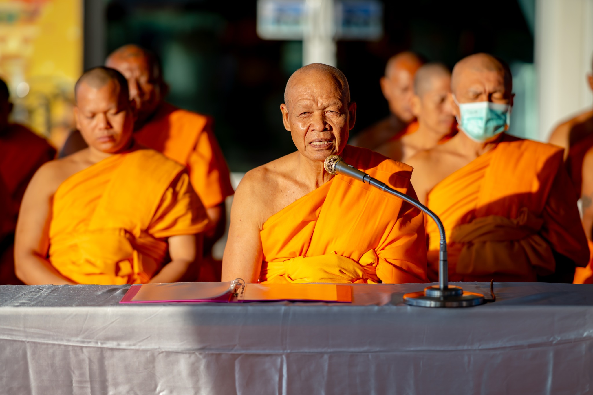 ศูนย์ปฏิบัติธรรมพระมงคลเทพมุนี จัดพิธีตักบาตรฉลองพระใหม่ และสัมมนา กตัญญูล้นใจ 10,000 คน ต้อนรับพระธรรมยาตรา