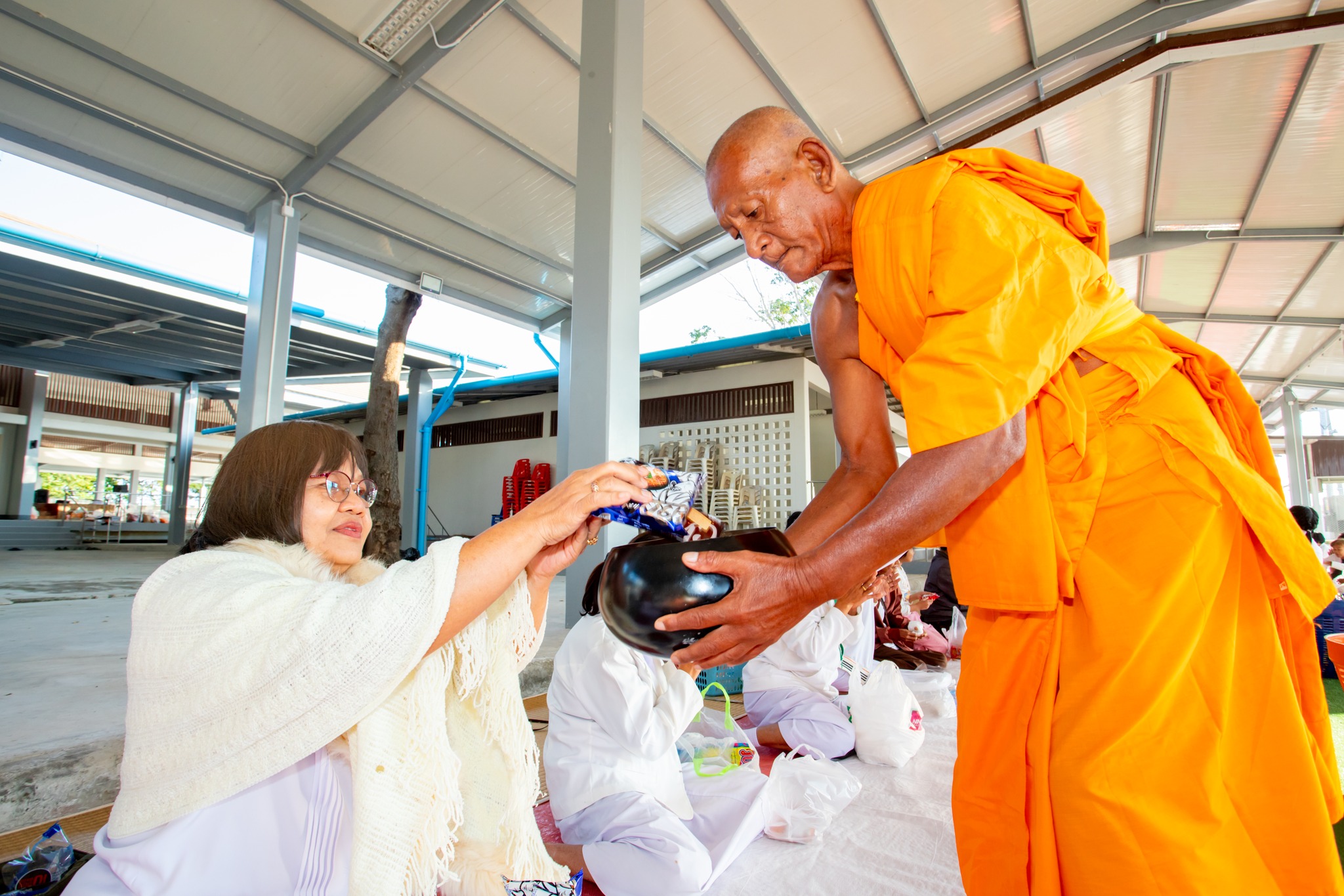 ศูนย์ปฏิบัติธรรมพระมงคลเทพมุนี จัดพิธีตักบาตรฉลองพระใหม่ และสัมมนา กตัญญูล้นใจ 10,000 คน ต้อนรับพระธรรมยาตรา