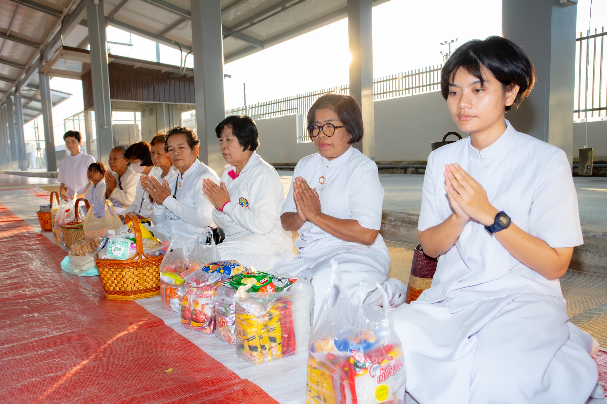 ศูนย์ปฏิบัติธรรมพระมงคลเทพมุนี จัดพิธีตักบาตรฉลองพระใหม่ และสัมมนา กตัญญูล้นใจ 10,000 คน ต้อนรับพระธรรมยาตรา