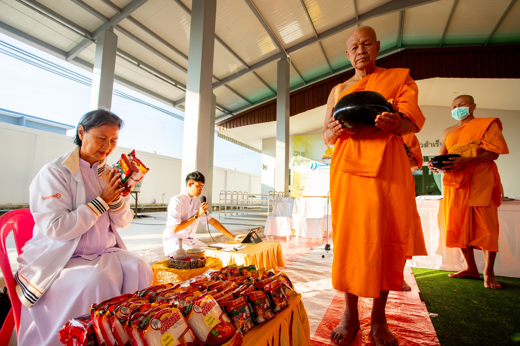 ศูนย์ปฏิบัติธรรมพระมงคลเทพมุนี จัดพิธีตักบาตรฉลองพระใหม่ และสัมมนา กตัญญูล้นใจ 10,000 คน ต้อนรับพระธรรมยาตรา