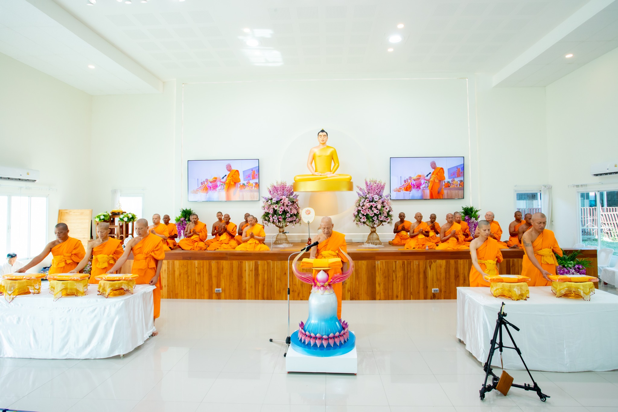 ศูนย์ปฏิบัติธรรมพระมงคลเทพมุนี จัดพิธีตักบาตรฉลองพระใหม่ และสัมมนา กตัญญูล้นใจ 10,000 คน ต้อนรับพระธรรมยาตรา