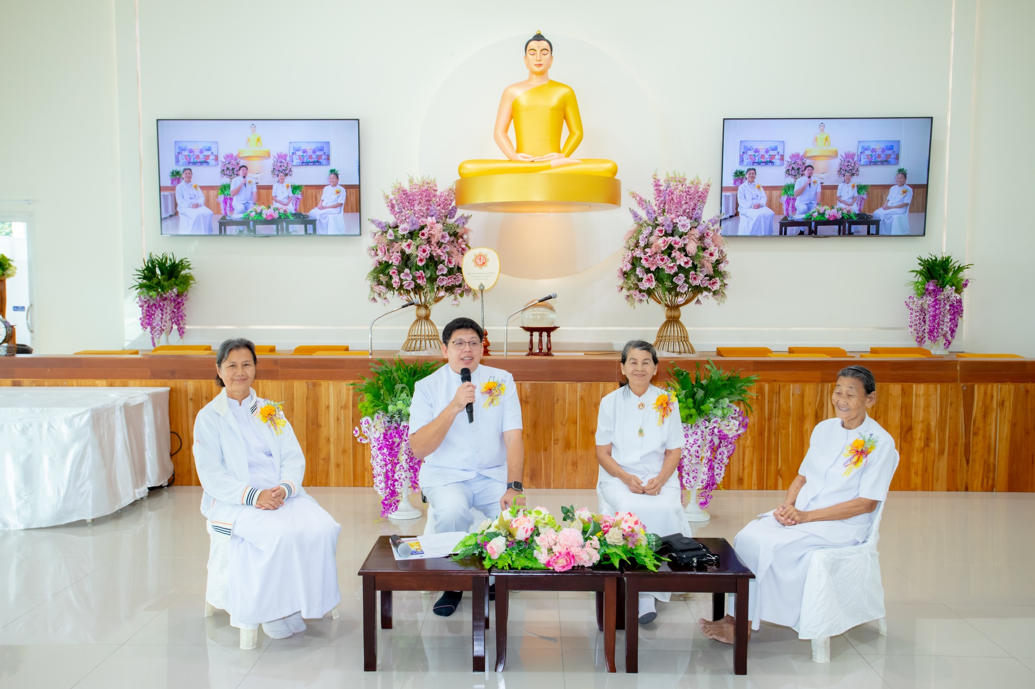 ศูนย์ปฏิบัติธรรมพระมงคลเทพมุนี จัดพิธีตักบาตรฉลองพระใหม่ และสัมมนา กตัญญูล้นใจ 10,000 คน ต้อนรับพระธรรมยาตรา