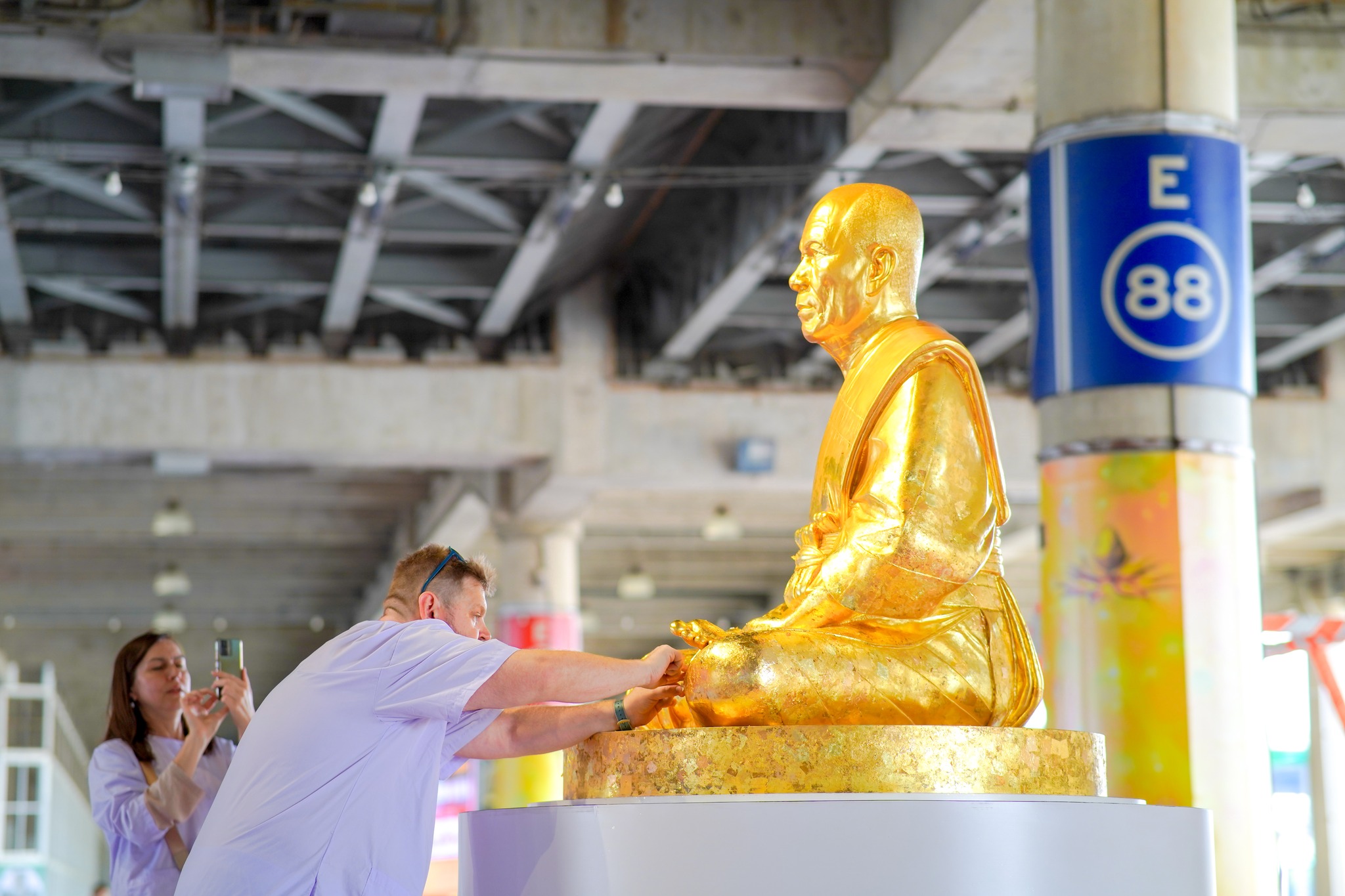 ครอบครัวชาวรัสเซีย เดินทางมาเยี่ยมชมวัดพระธรรมกาย