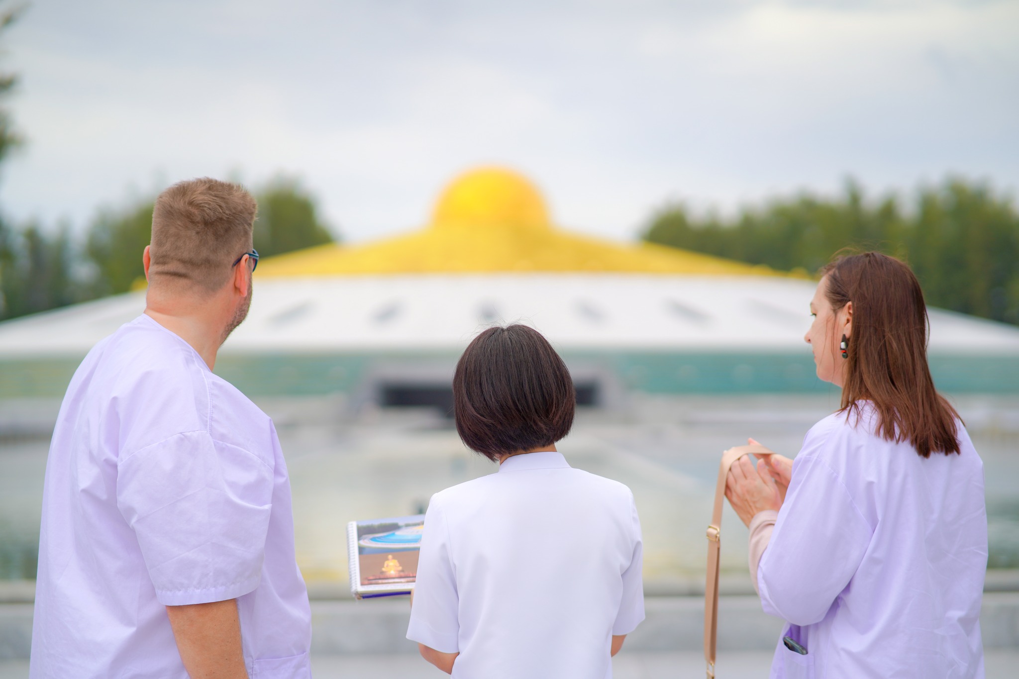 ครอบครัวชาวรัสเซีย เดินทางมาเยี่ยมชมวัดพระธรรมกาย