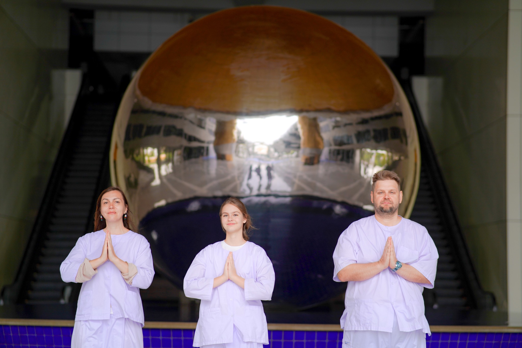 ครอบครัวชาวรัสเซีย เดินทางมาเยี่ยมชมวัดพระธรรมกาย