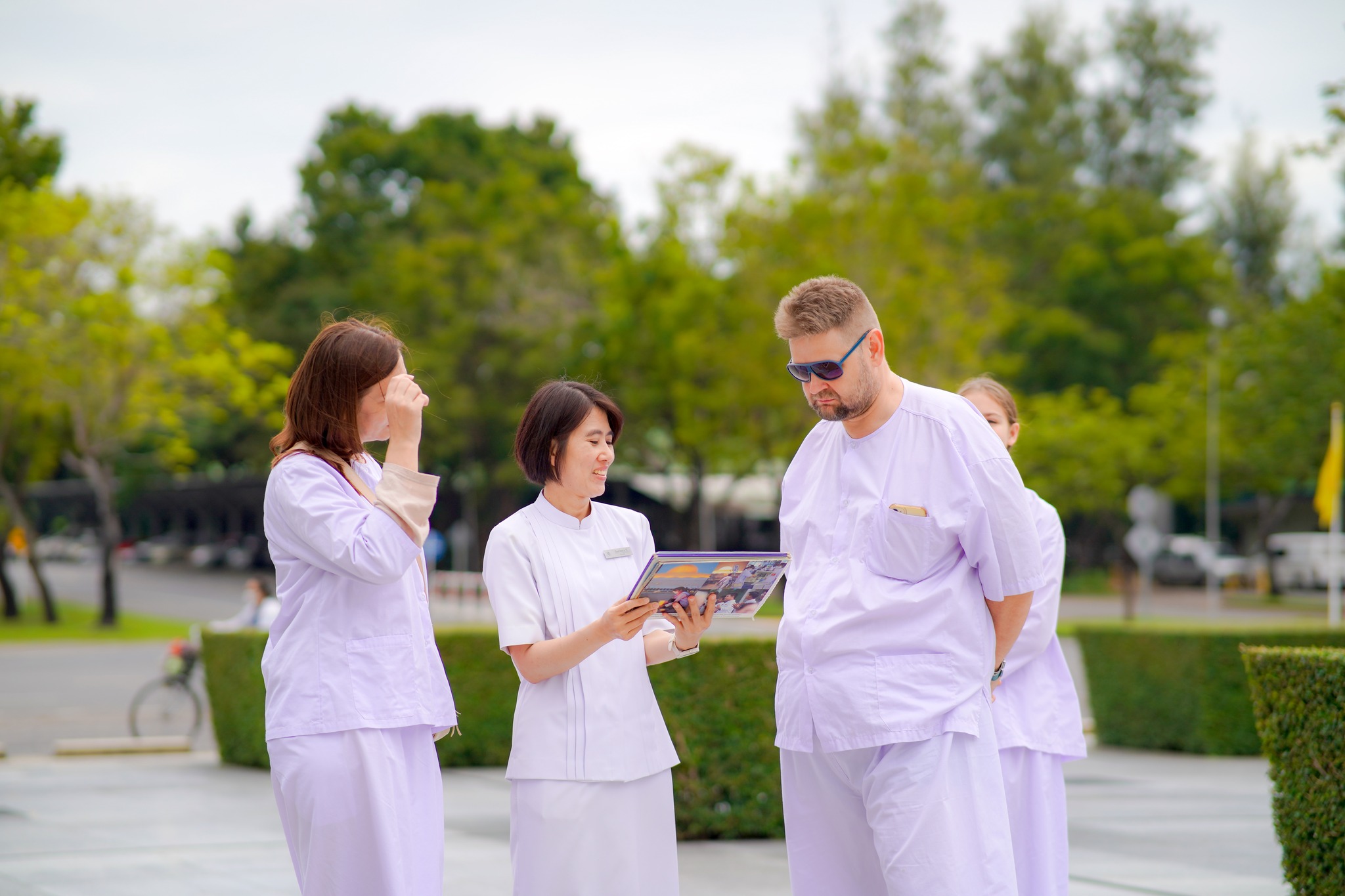 ครอบครัวชาวรัสเซีย เดินทางมาเยี่ยมชมวัดพระธรรมกาย