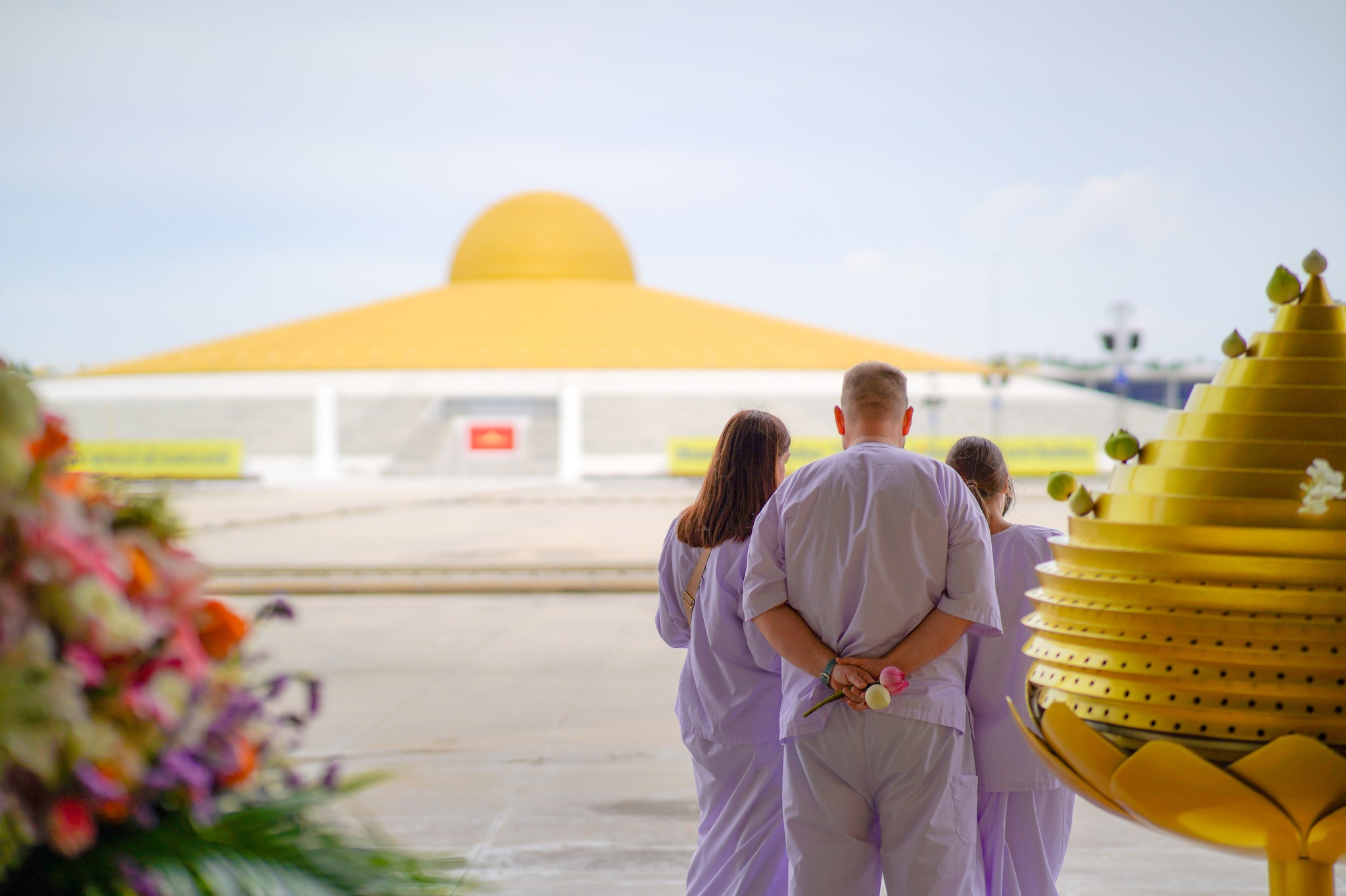 ครอบครัวชาวรัสเซีย เดินทางมาเยี่ยมชมวัดพระธรรมกาย