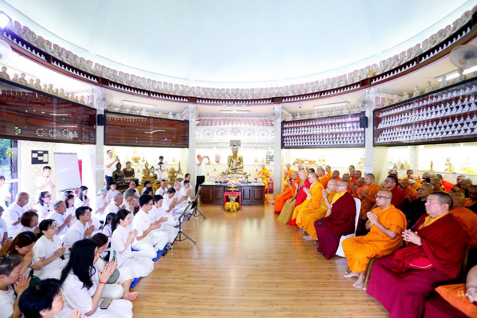 วัดพระธรรมกายกัวลาลัมเปอร์ จัดพิธีสักการะบูชาพระบรมสารีริกธาตุ