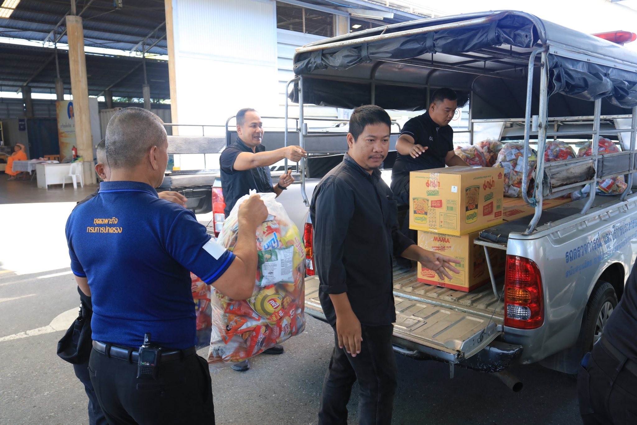 วัดพระธรรมกาย มอบอาหารพร้อมด้วยเครื่องดื่มแก่นายอำเภอคลองหลวง